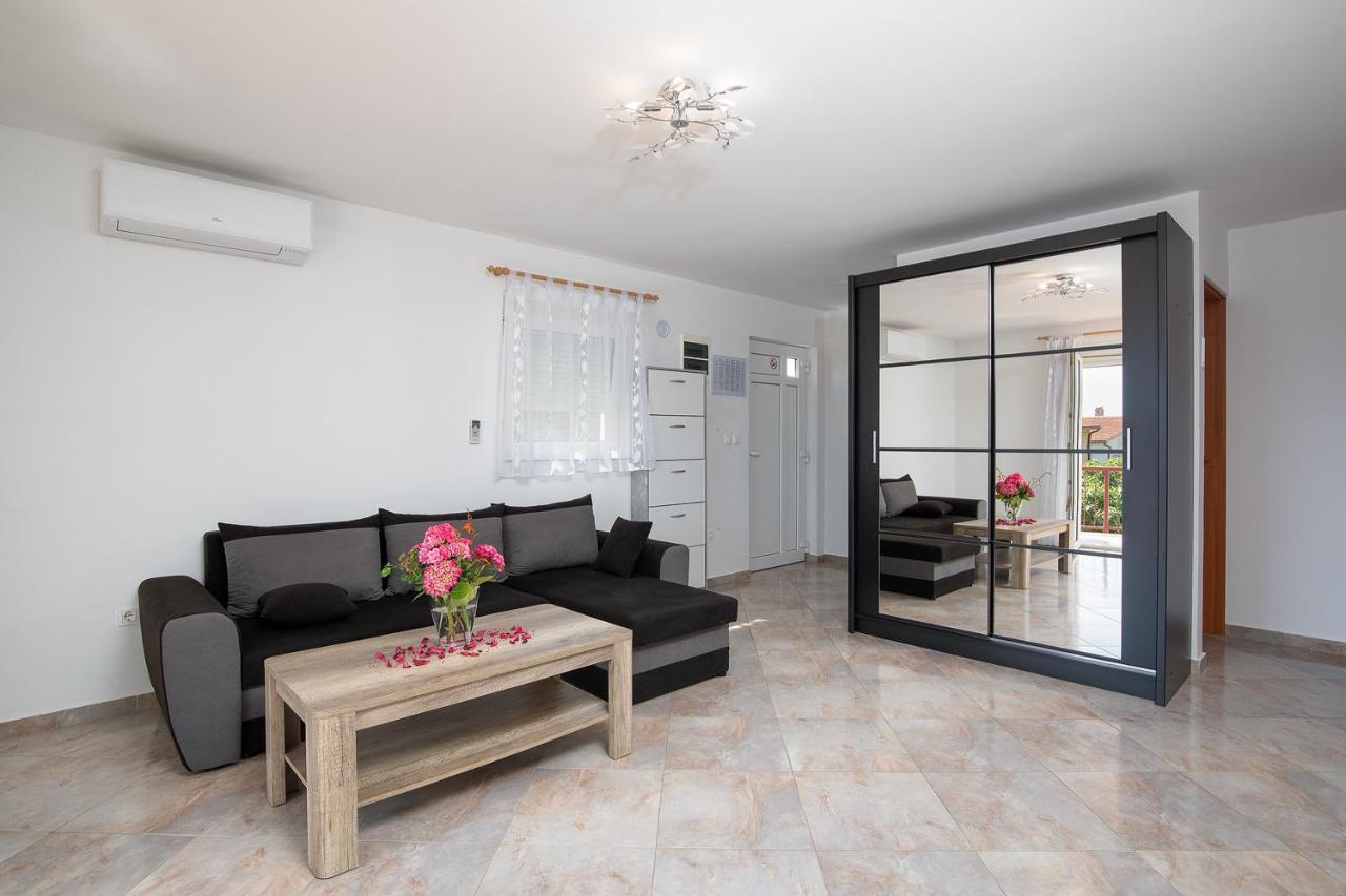 Apartmani Dujmovic Medulin Exterior photo